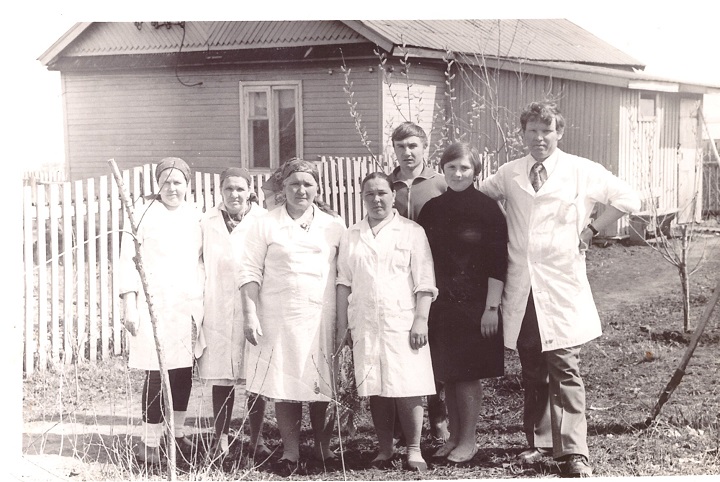 В 1963-1965 годах училась в Лениногорском медицинском училище, с 1966 года начала работать в Зиреклинской сельской больнице. 